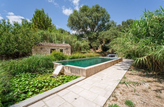 Room 'Fuschia' with Shared Pool, Wi-Fi and Air Conditioning