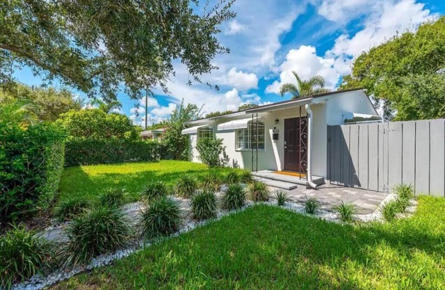 Room in 2BR House - Hot Tub, Outdoor Gym, Beach Nearby