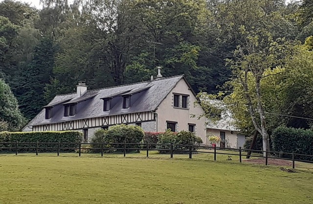 ROOM IN THE COUNTRY