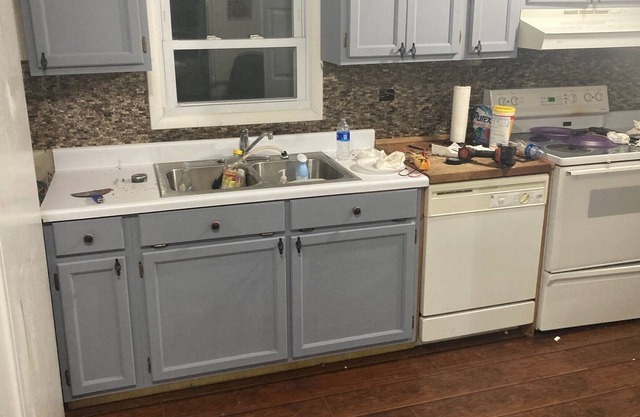 Roomy house on the deepest part of Lake Weiss-Fisherman's Paradise!