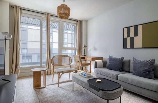 Roomy Ventilla 2br w/Swimming Pool, Doorman & Elevator, by Blueground