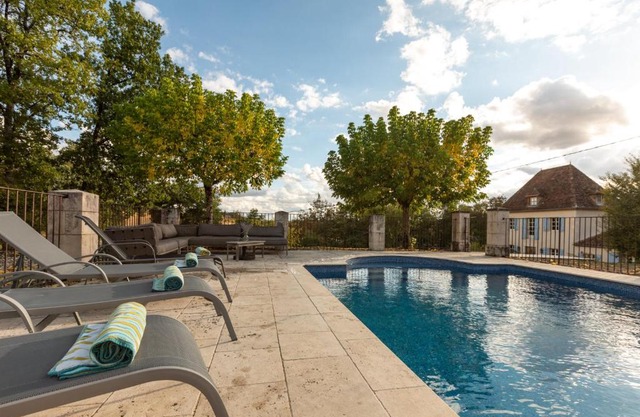 Roques Cottage - Spacieuse maison pierre avec piscine chauffée, cuisine d'été, pétanque, ping-pong et jeux enfants - 10 min de Vic