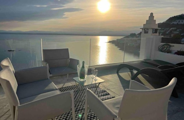 Rosas plage piscine vue imprenable sur la mer