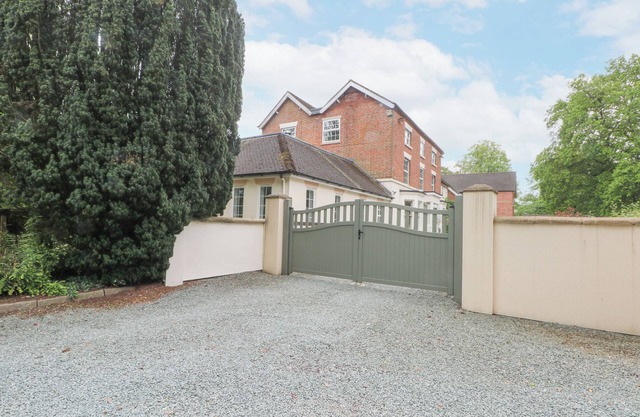 ROSEHILL MANOR, family friendly, with pool in Rosehill