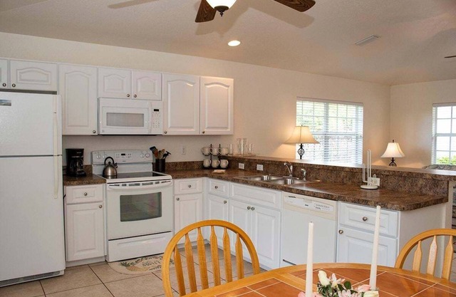Rotunda West 2 bedroom Condo w Lanai 9 miles to Gulf Beaches