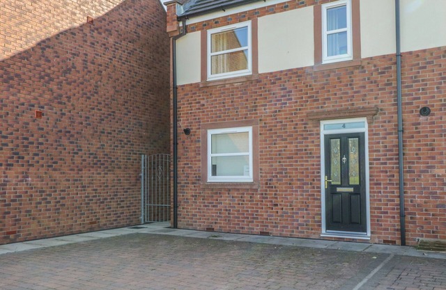 ROWAN COTTAGE, pet friendly, character holiday cottage in St Bees