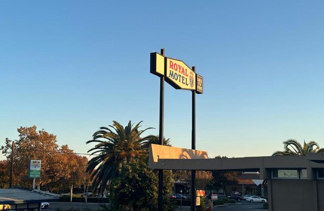 ROYAL MOTEL TRACY