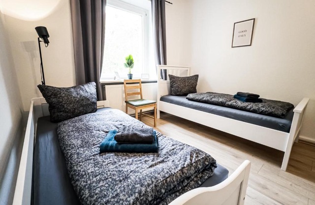 Ruhige 2 Schlafzimmer Wohnung: 5 Einzelbetten + Küche, modernes Bad, TV, Waschmaschine