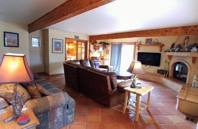 Running Bear River Lodge - Pet Friendly - 9 Bedroom Home - In Town - On The Rive