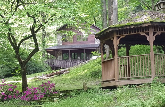 Running Branch Lodge (cabin) Nantahala,rafting,zipline,Wifi, dtv, firepit,stream