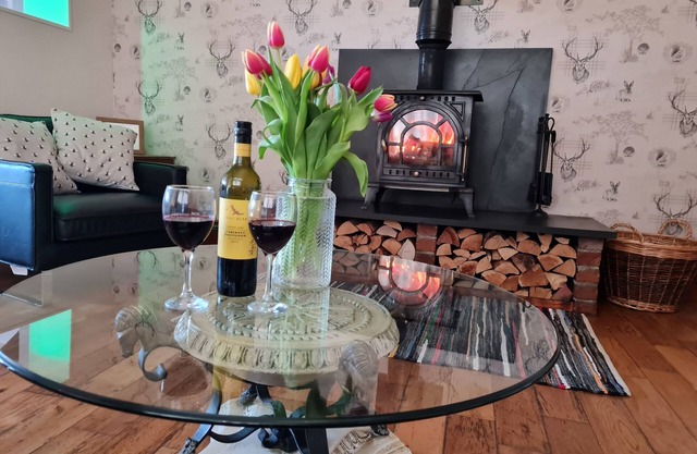 Rural Cottage, Log Burner, Sky, 60 inch TV ,Early check in and large gardens