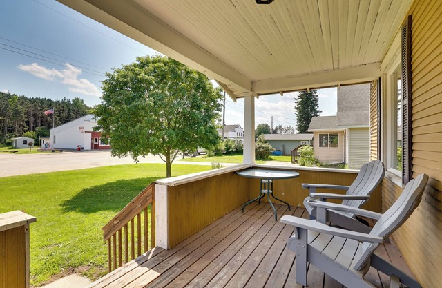 Rural Dog-Friendly Hixton Home: BBQ Ready!