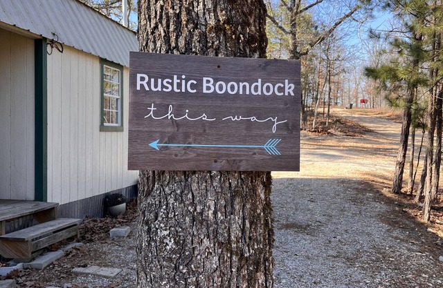 Rustic Boondock - Peaceful tiny home on 143 acres!