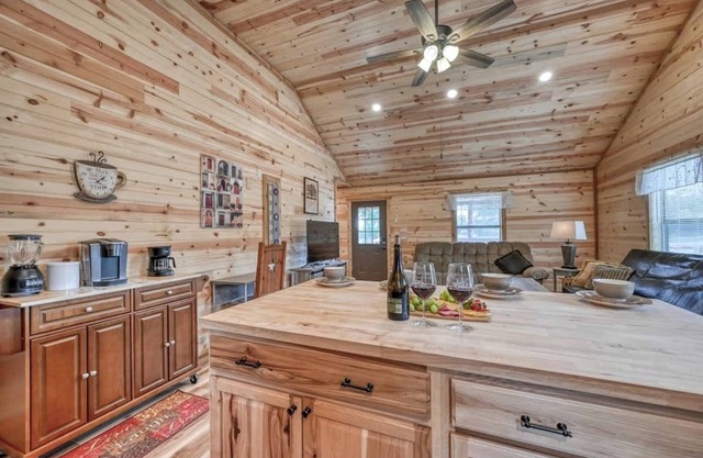 Rustic Cabin With Firepit and Grill - 10 Mins to Main St