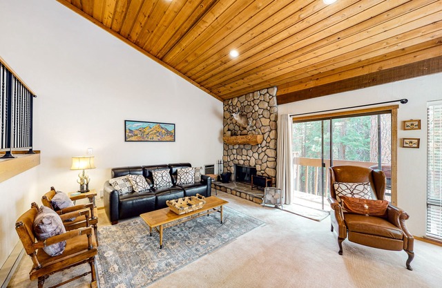 Rustic Condo with Shared Pool & Hot Tub - Walking Distance to Huntington Lake