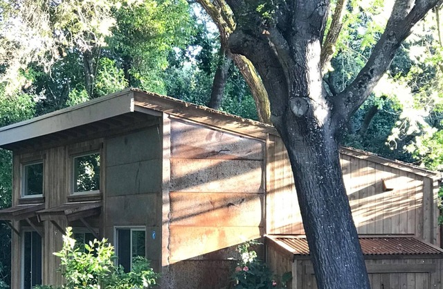 Rustic Contemporary Cottage in Quiet Setting - near downtown (3-night min.)