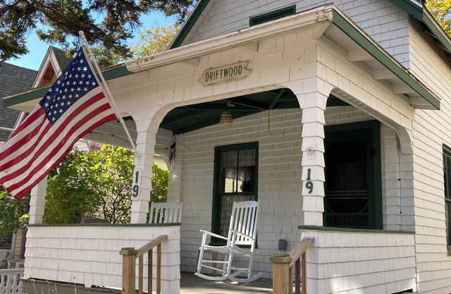 Rustic cottage a block from the water at 19 Broadway, Bayside, Northport w/WiFi
