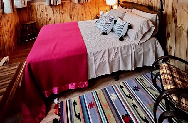 Rustic & Cozy little cabin in the whimsical hamlet of Smallwood