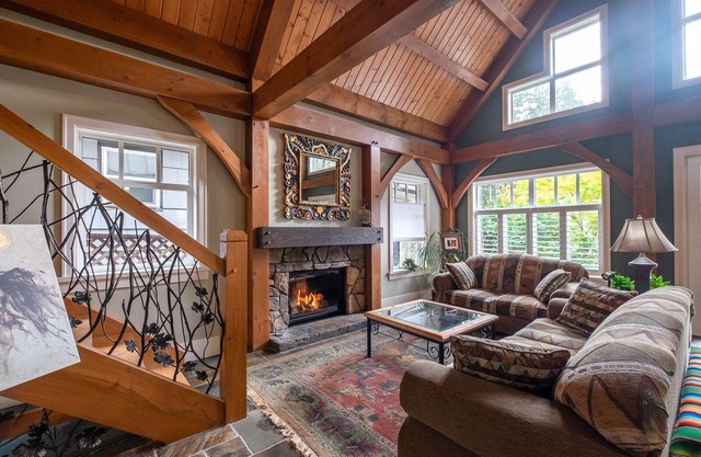 Rustic Cultus Lake Cabin House w/BBQ, Ping Pong Table & Gym Equipment