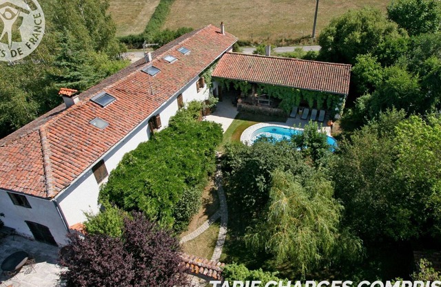 Rustic estate with private pool and pet-friendly