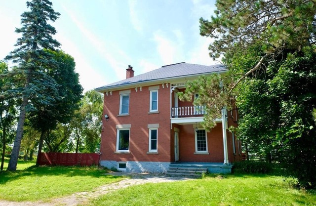 Rustic Farmhouse Oasis Near Downtown Guelph, Surrounded by Nature