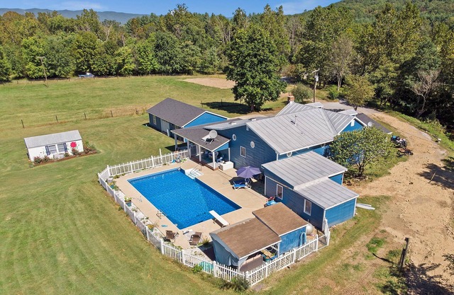 Rustic Farmhouse with Pool/hot tub/fire pits/6.5 acres Mountain Views