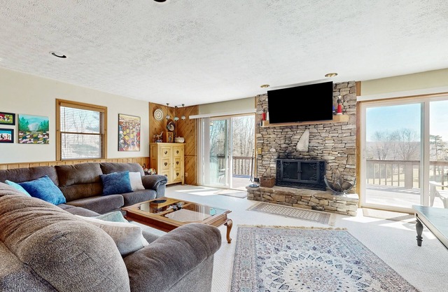 Rustic hideaway with hot tub, pool table, wood fireplace, firepit - dog-friendly