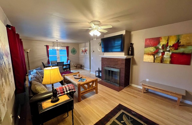 Rustic home only 5 minutes from Lake Sakakawea & Missouri River! Pet-friendly.