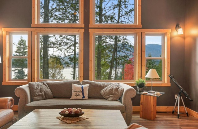 Rustic Lakefront Cabin with breathtaking views