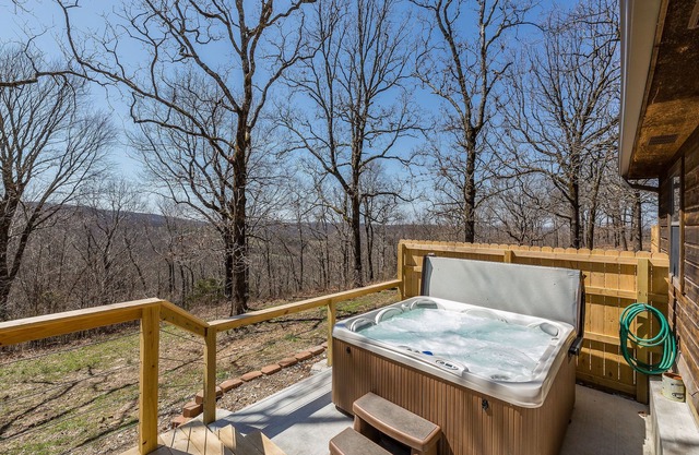 Rustic Lazy Bear Cabin with a Hot Tub