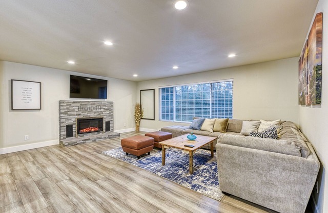 ★ Rustic Modern Mid Century Big Farmhouse ★ 2 Portable AC Units!