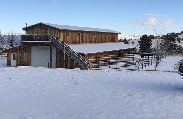 Rustic Mountain View Barn Apartment