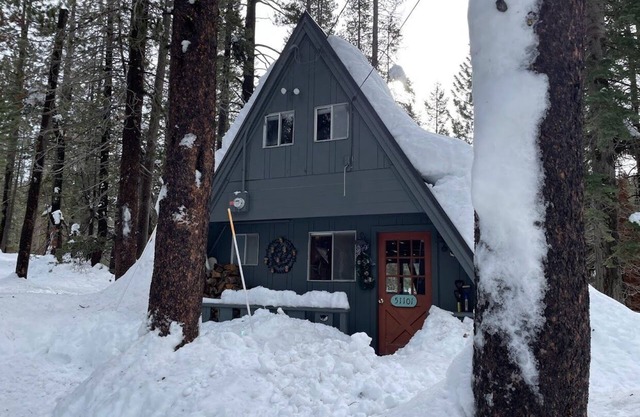 Rustic River Retreat - Pet Friendly - WIFI - 12 minutes to Sugar Bowl Resort