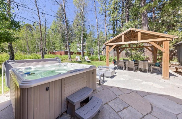 Rustling Grove in Tahoe City - Pet-Friendly, Walking Distance to Downtown and Lake - Private Hot Tub
