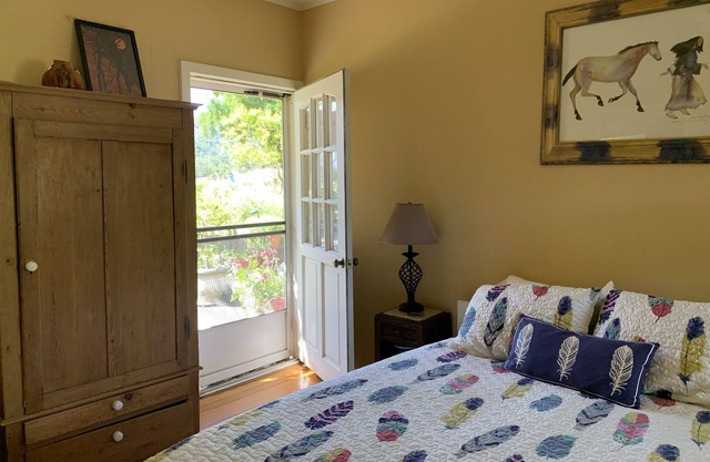 RustRidge Bed and Breakfast - Poolside Room