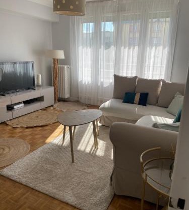 Séjourner dans un grand appartement 1 minute des transports et à seulement 8 minutes de Paris !