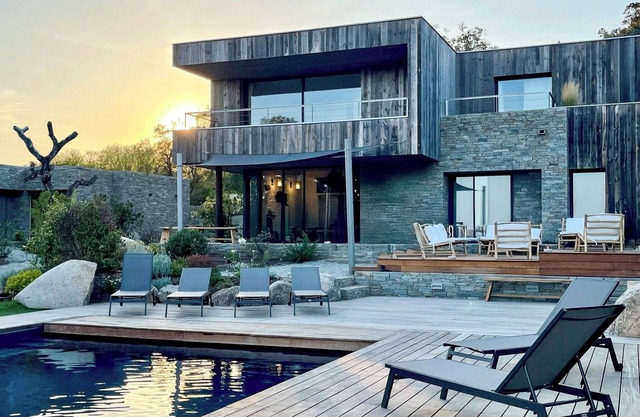 Superb architect-designed villa with swimming pool, sea & maquis views. Terrace 400m from the beach!