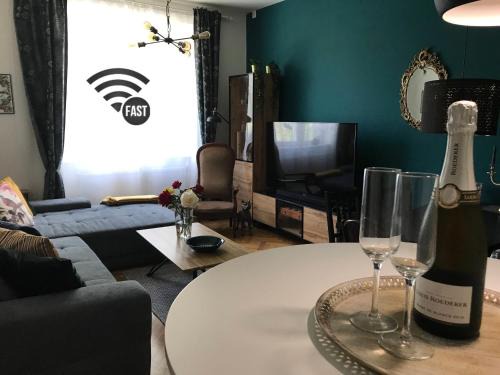 S8 Luxury 2 Room Apt OldTown - Foodstore, Crib, BabyChair, Netflix, PC Screen, UnlimMusic