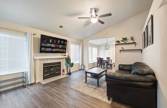 Sacramento Sanctuary: Modern 3BR Retreat w/Laundry & Parking