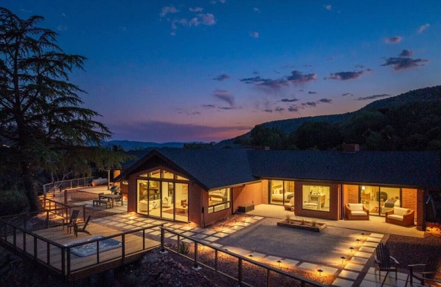Sacred Cliffs: Cliffside Retreat with 360 Views, Hot Tub, River Access