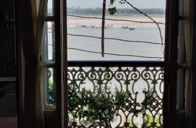 Sada Shiv Guest House near Ganga river