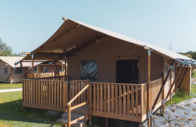 Safari Lodge by IJsselmeer Lake