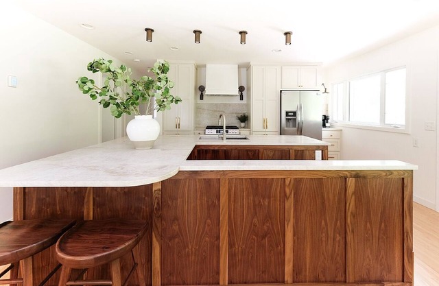 Safe, Spacious & Walkable! Family & Pet Friendly. Fully Fenced Backyard Retreat!