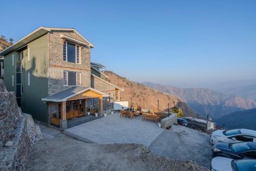 SaffronStays Alpine blue-6 bhk villa with private deck and valley views from each room