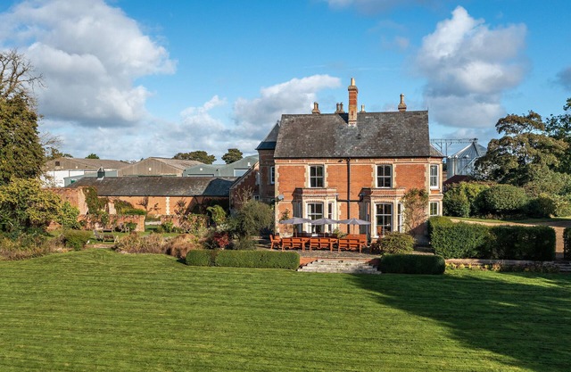 Saham Grove Hall - Large Manor House - Sleeps 22