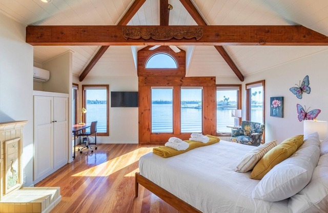 Sail Bay Sanctuary with Waterfront Patio & Sunset Views - Bayside Breeze