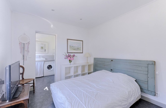 Saint Nazaire De Pezan: Mansion - Saint Nazaire de Pezan