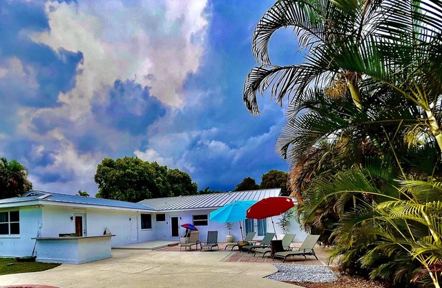 Salt Water Pool, BBQ, 18 mins to Hollywood Beach, 15 mins to FFL, 25 mins to MIA