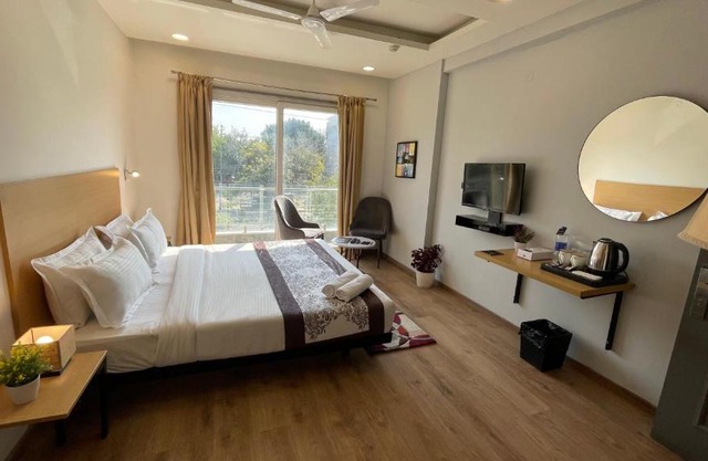 Saltstayz Express -Medicity Near Medanta Hospital