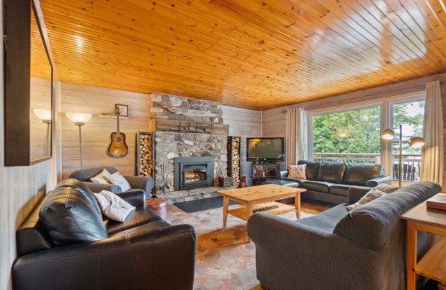 Sand Lake Oasis -Beautiful 3Br Waterfront Cottage w/Lots to Do!